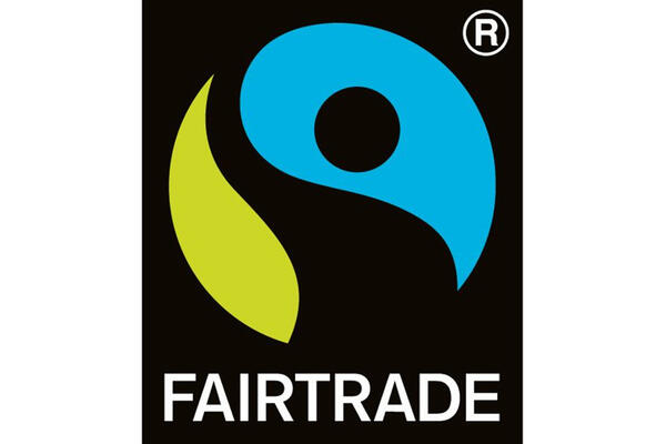Bild vergrößern: Auf dem Foto ist das Fairtrade-Logo zu sehen.
